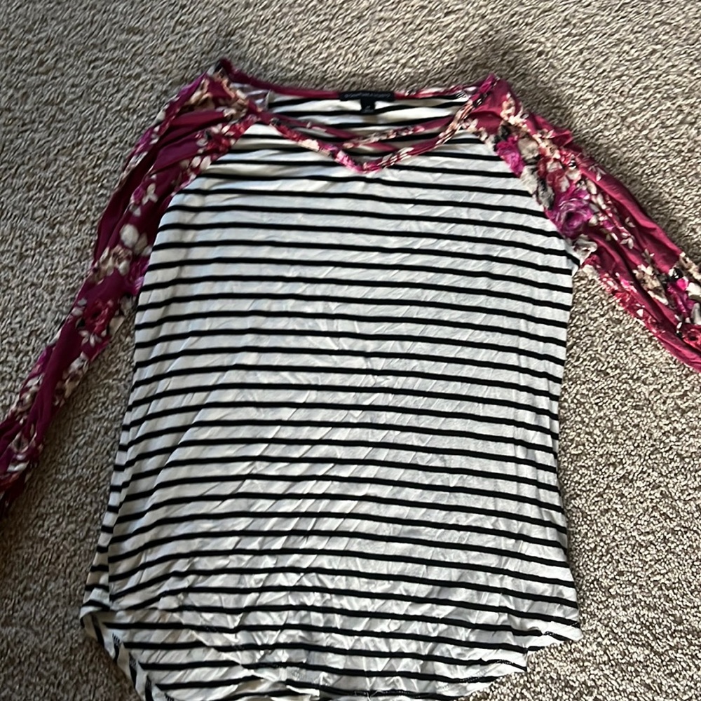 quarter sleeve shirt. size medium